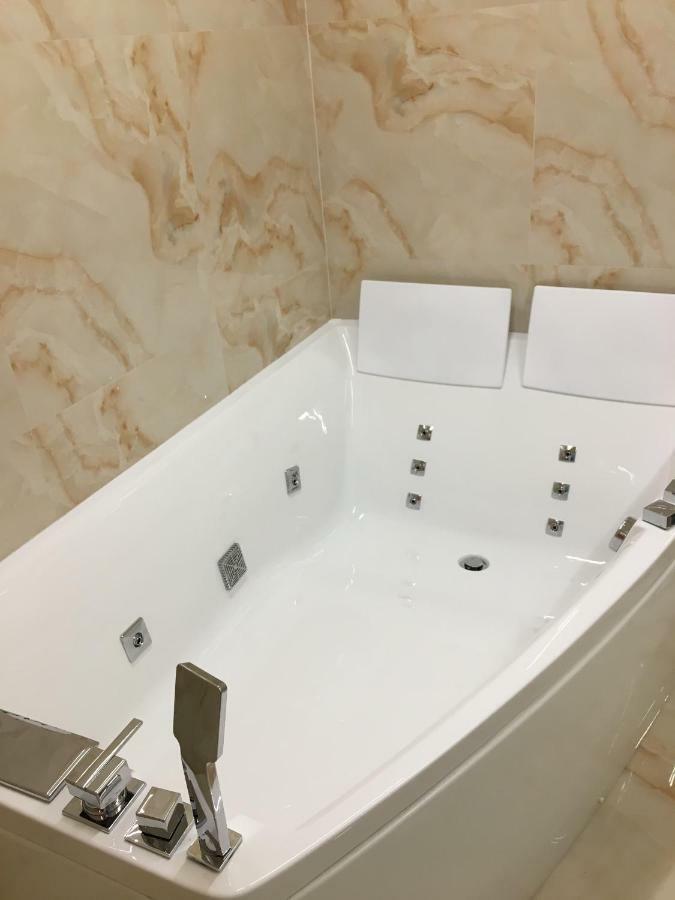 4-Room Jacuzzi Apartment Leópolis Exterior foto